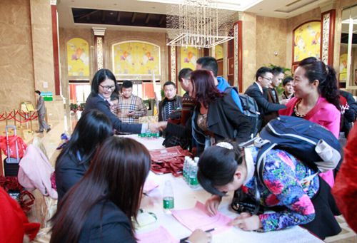 【峰會(huì)一線(xiàn)】大將軍陶瓷熱烈歡迎2015全國(guó)戰(zhàn)略合作伙伴峰會(huì)嘉賓的到來(lái)
(圖1)