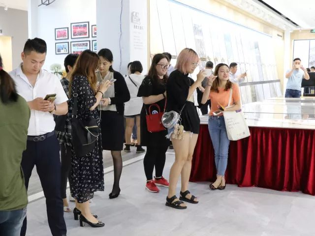 設(shè)想未來(lái)丨將軍企業(yè)2018新品發(fā)布會(huì)暨《夢(mèng)想的空間》中國(guó)年度室內(nèi)設(shè)計(jì)競(jìng)賽沙龍發(fā)布會(huì)圓滿(mǎn)召開(kāi)！
(圖13)