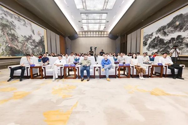 品牌標(biāo)桿，綻耀不凡 ！恭喜大將軍瓷磚榮膺 “陶瓷一線品牌”、 “瓷磚十大品牌”兩大獎(jiǎng)項(xiàng)(圖2)